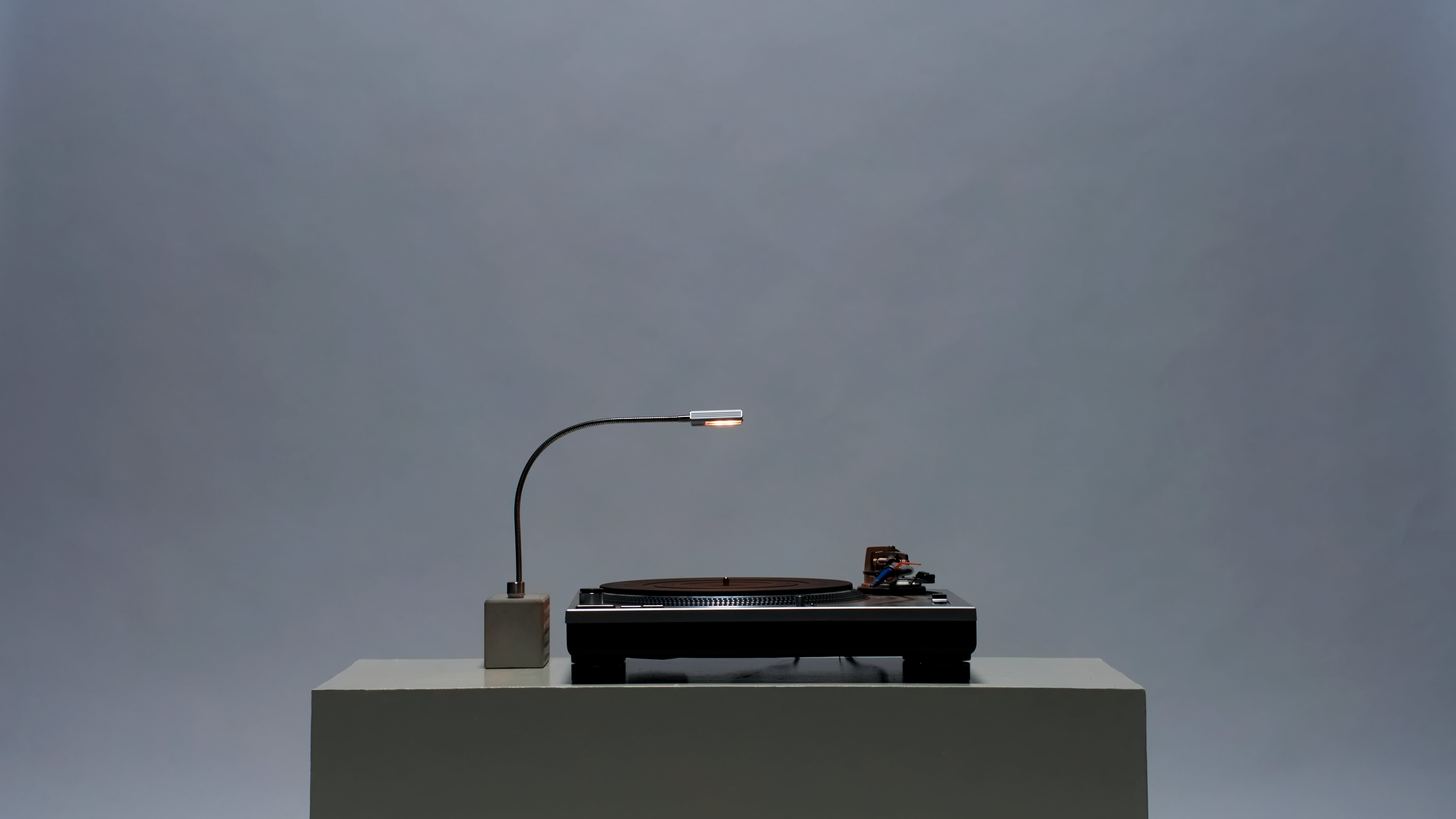 Block Lamp — BONA Design, lampe en béton et aluminium avec tourne-disque